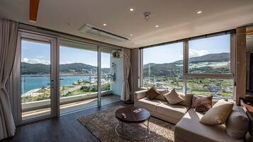 Roupas de cama premium, cortinas blackout, Wi-Fi de cortesia