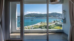 Premium bedding, blackout drapes, WiFi (free), bed sheets - Ramada Suites by Wyndham Geoje (Geoje)
