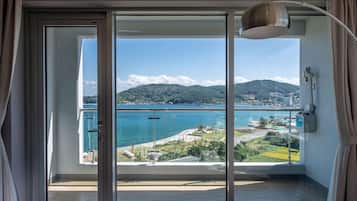 Roupas de cama premium, cortinas blackout, Wi-Fi de cortesia