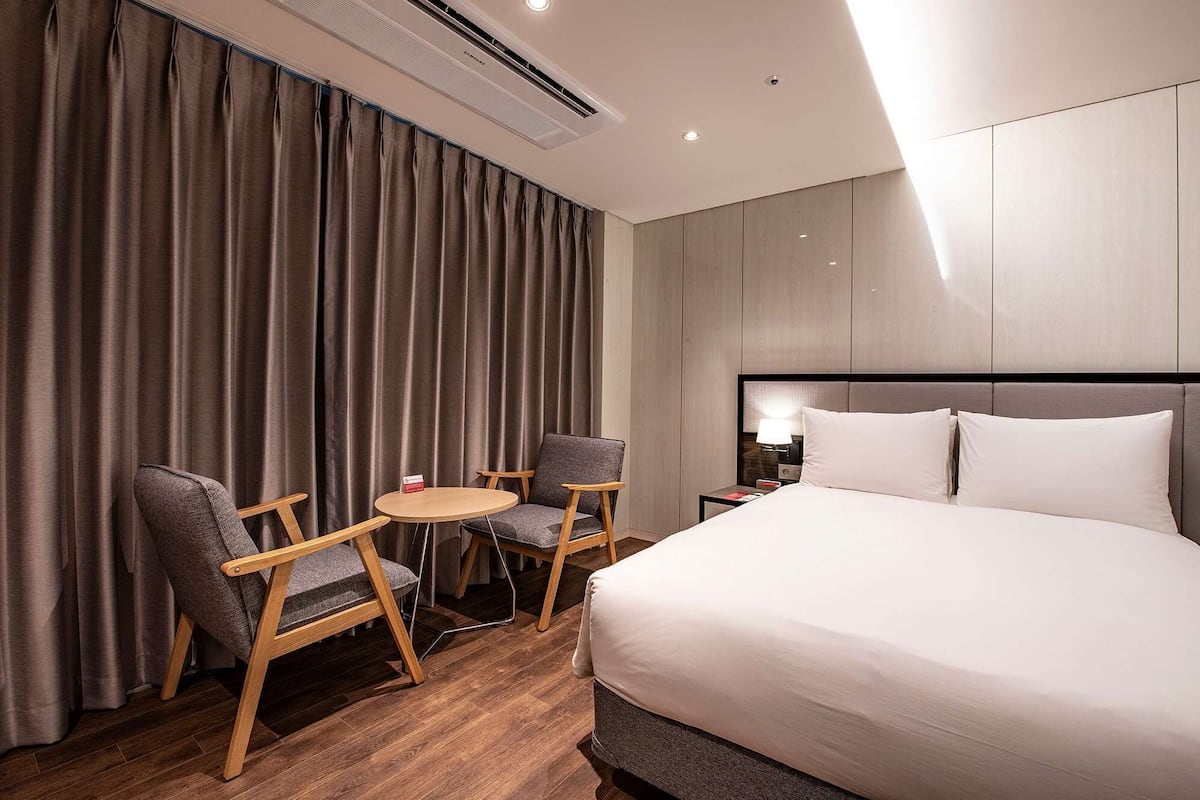 Room, 1 King Bed, Non Smoking | Premium bedding, blackout drapes, free WiFi, bed sheets