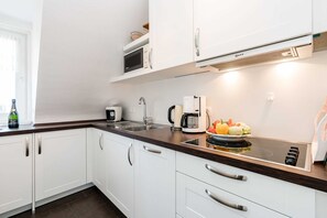 Kühlschrank, Mikrowelle, Geschirrspüler, Hochstuhl