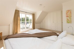 4 bedrooms, travel crib, WiFi, bed sheets