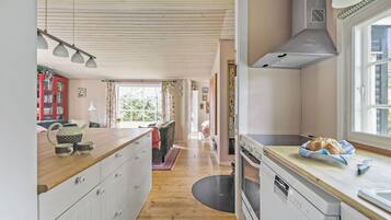 Køleskab, kogeplade, opvaskemaskine, kaffe-/temaskine