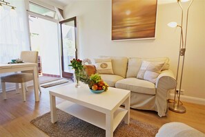 Unclassified image, 2 of 10, button - Klaus-Groth-Str. - Klaus-Groth-Str.2 (Sylt)