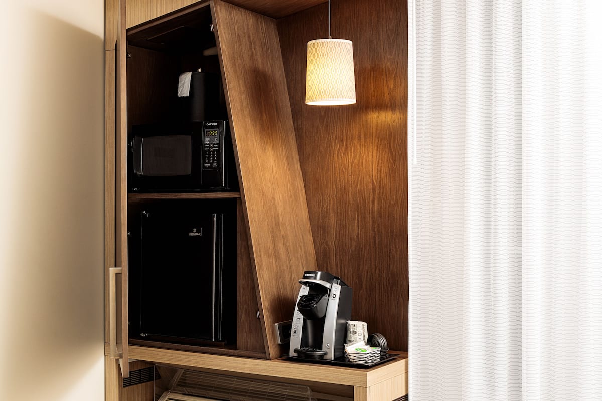 Escritorio, tabla de planchar con plancha, wifi gratis y ropa de cama