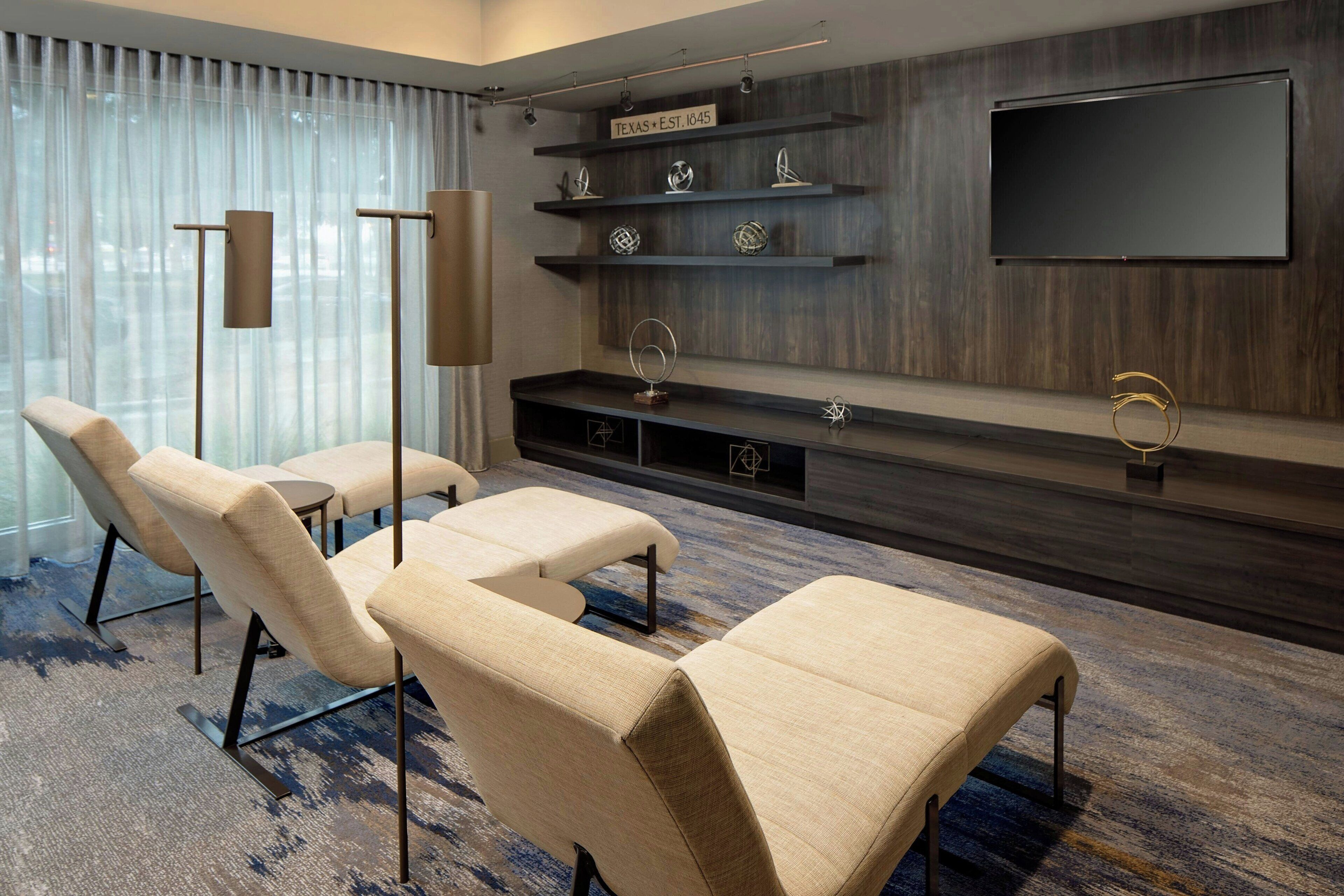 2 bars/lounges, rooftop bar