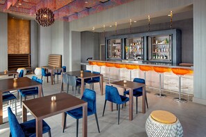 2 restaurants, breakfast served