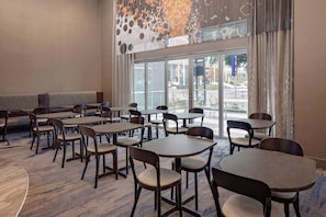 2 restaurants, breakfast served