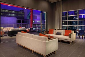 2 restaurants, breakfast served