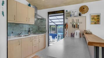 Kühlschrank, Ofen, Herdplatte, Wasserkocher mit Kaffee-/Teezubehör