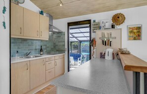 Fridge, oven, stovetop, coffee/tea maker - 3 bedroom awesome home in Rødby (Rødby)