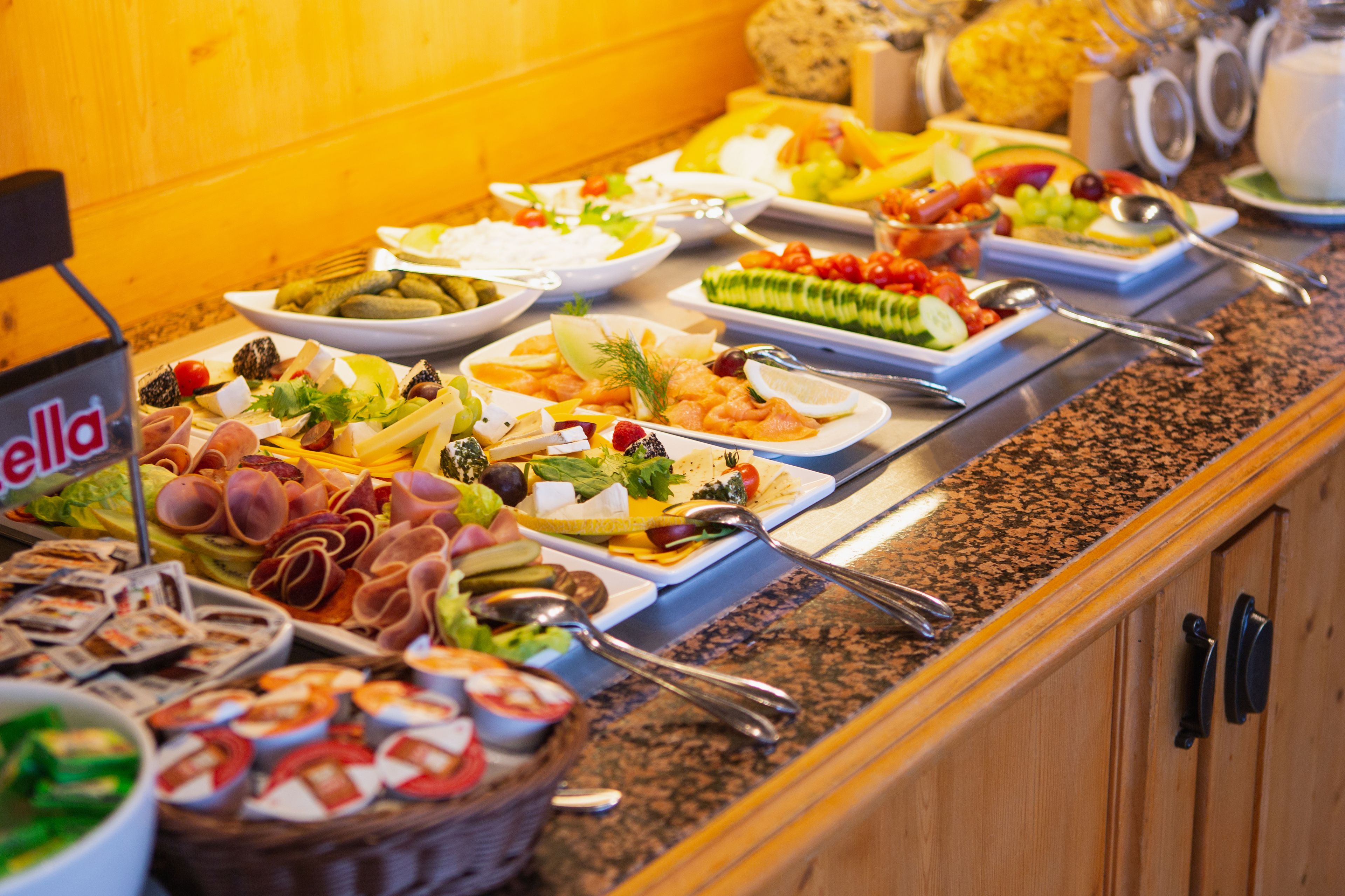 En buffet med forskellige retter og bestik.