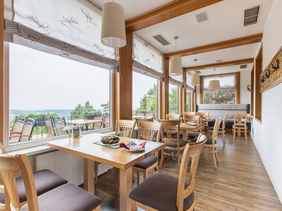 Breakfast, lunch, dinner served; local and international cuisine