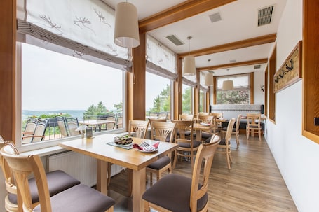 Se sirven desayunos, almuerzos y cenas; cocina local e internacional. Berghotel Augustusberg