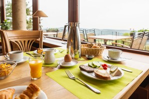 Daily buffet breakfast for a fee