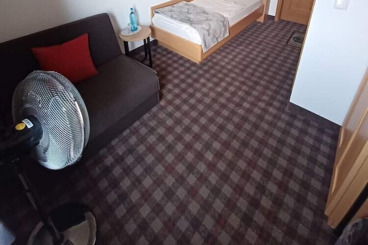 Escritorio, wifi gratis y ropa de cama