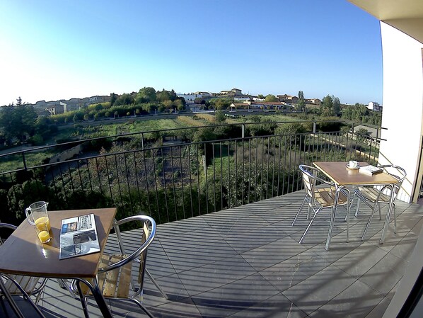 Terrace/patio - Albergue El Río - Hostel (Cella)