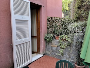 Eenvoudige tweepersoonskamer, voor 1 persoon, 1 queensize bed | Een bureau, gratis wifi, beddengoed