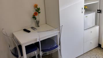 Basic Double Room, 1 Queen Bed | Desk, free WiFi, bed sheets