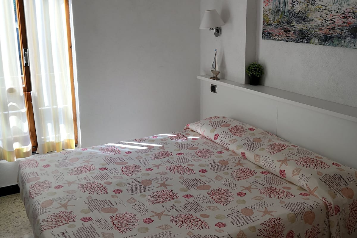 Basic Double Room, 1 Queen Bed