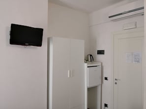 Basic Double Room, 1 Queen Bed
