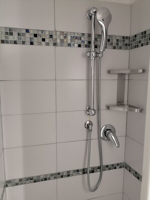 Room 6 - Basic | Kylpyhuone | Suihku, ilmaiset hygieniatuotteet, bidee, pyyhkeet