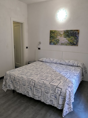 Room 2 - Basic | Desk, free WiFi, bed sheets - Albergo Al Carugio (Monterosso al Mare)