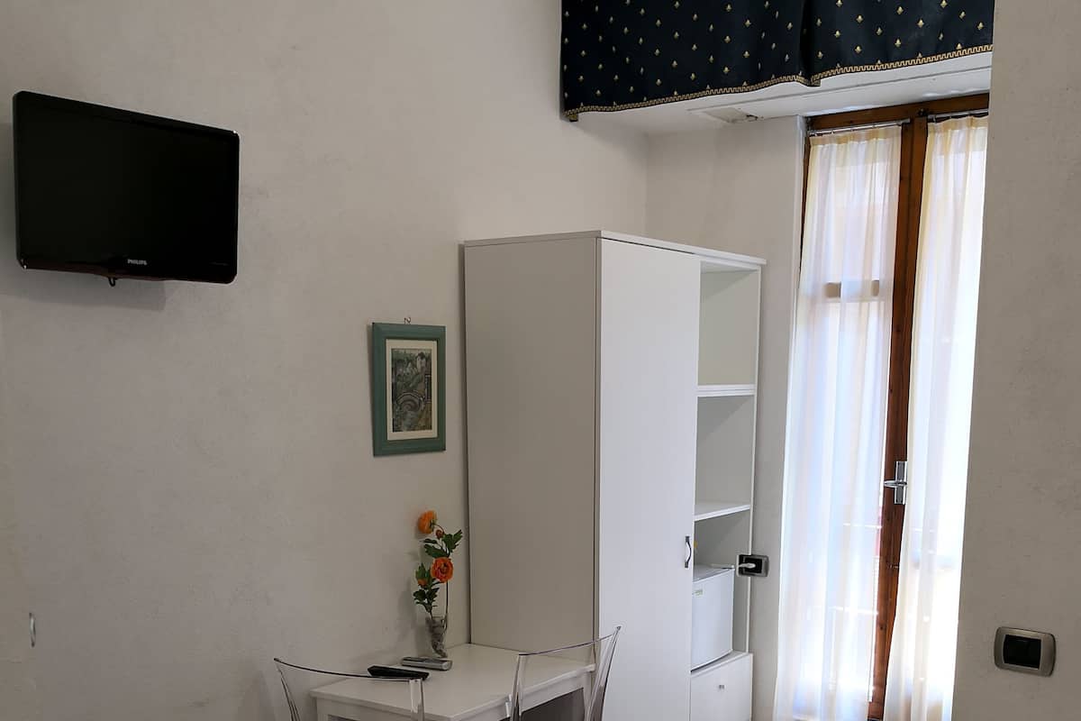 Basic Double Room, 1 Queen Bed