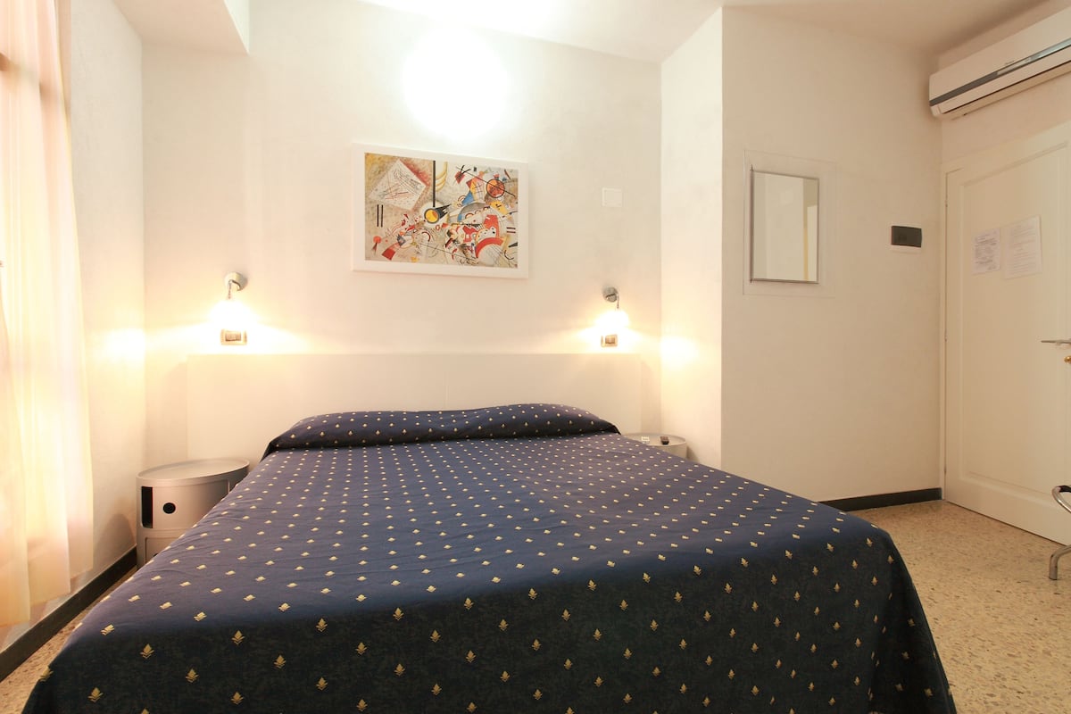 Basic Double Room, 1 Queen Bed