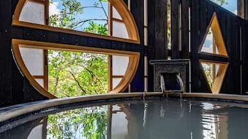 Quarto casal ou duplo, para não fumantes, vista para a montanha (Guest room with open-air bath) | Cofres nos quartos, escrivaninha, espaço de trabalho para notebook