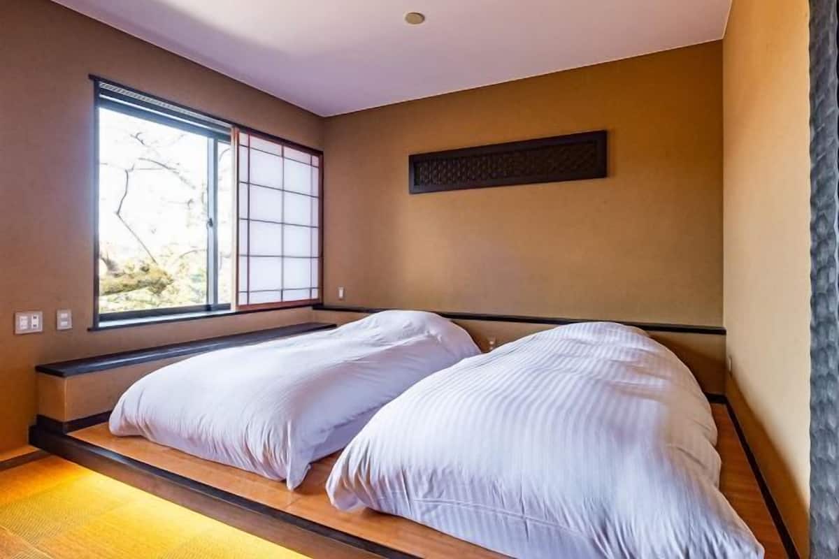 Caja de seguridad en la habitación y escritorio