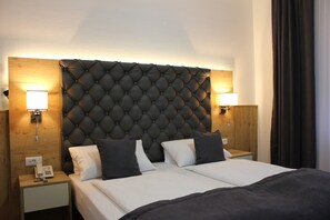 Double Room, 1 King Bed, Non Smoking | Minibar, in-room safe, desk, laptop workspace