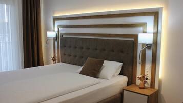 Minibar, Zimmersafe, Schreibtisch, laptopgeeigneter Arbeitsplatz
