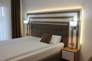 Minibar, Zimmersafe, Schreibtisch, laptopgeeigneter Arbeitsplatz
