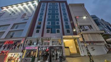 Vista frontal de la propiedad por la tarde o noche