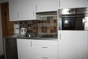 Een koelkast, een oven, een vaatwasser, een kinderstoel