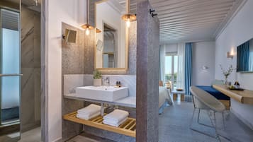 Suite | Badkamer | Een douche, een regendouche, gratis toiletartikelen, een haardroger