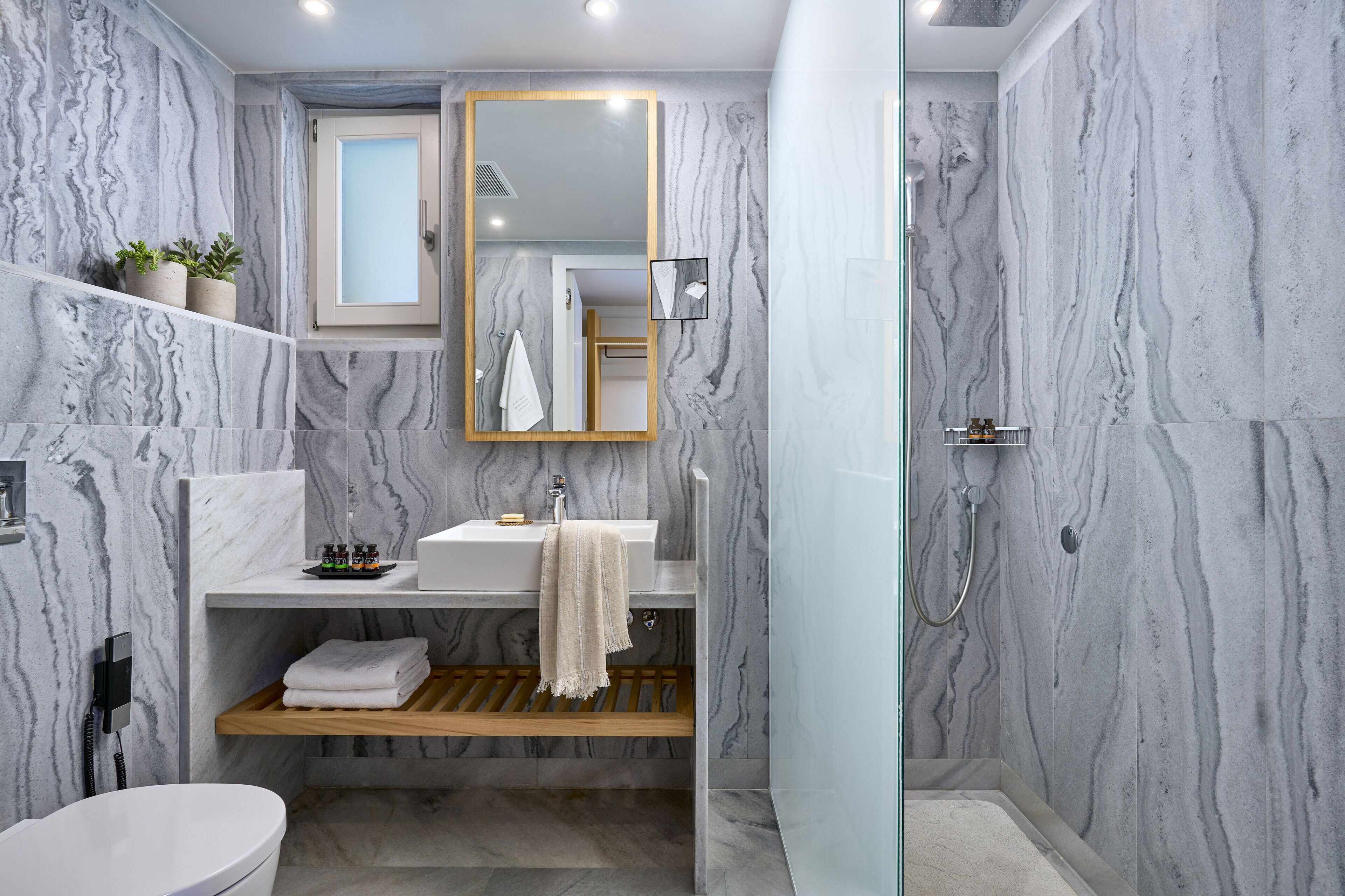 Shower, rainfall showerhead, free toiletries, hair dryer