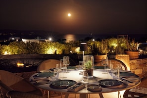 2 restaurants, breakfast, lunch, dinner served; Greek cuisine