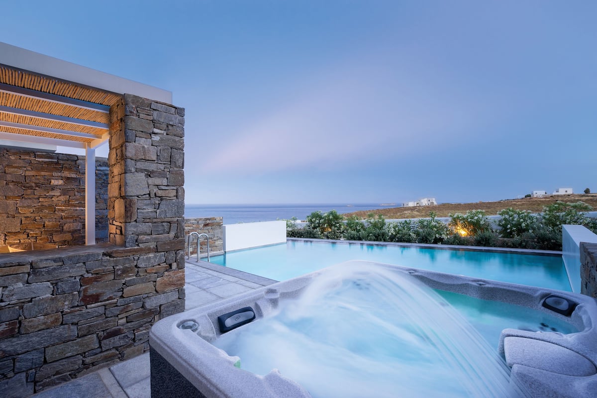 Honeymoon Suite, Private Pool, Sea View with Jacuzzi | Private spa tub