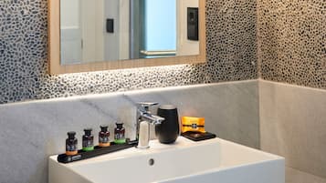 Sun Suite | Baño | Regadera, regadera tipo lluvia, amenidades de baño gratuitas