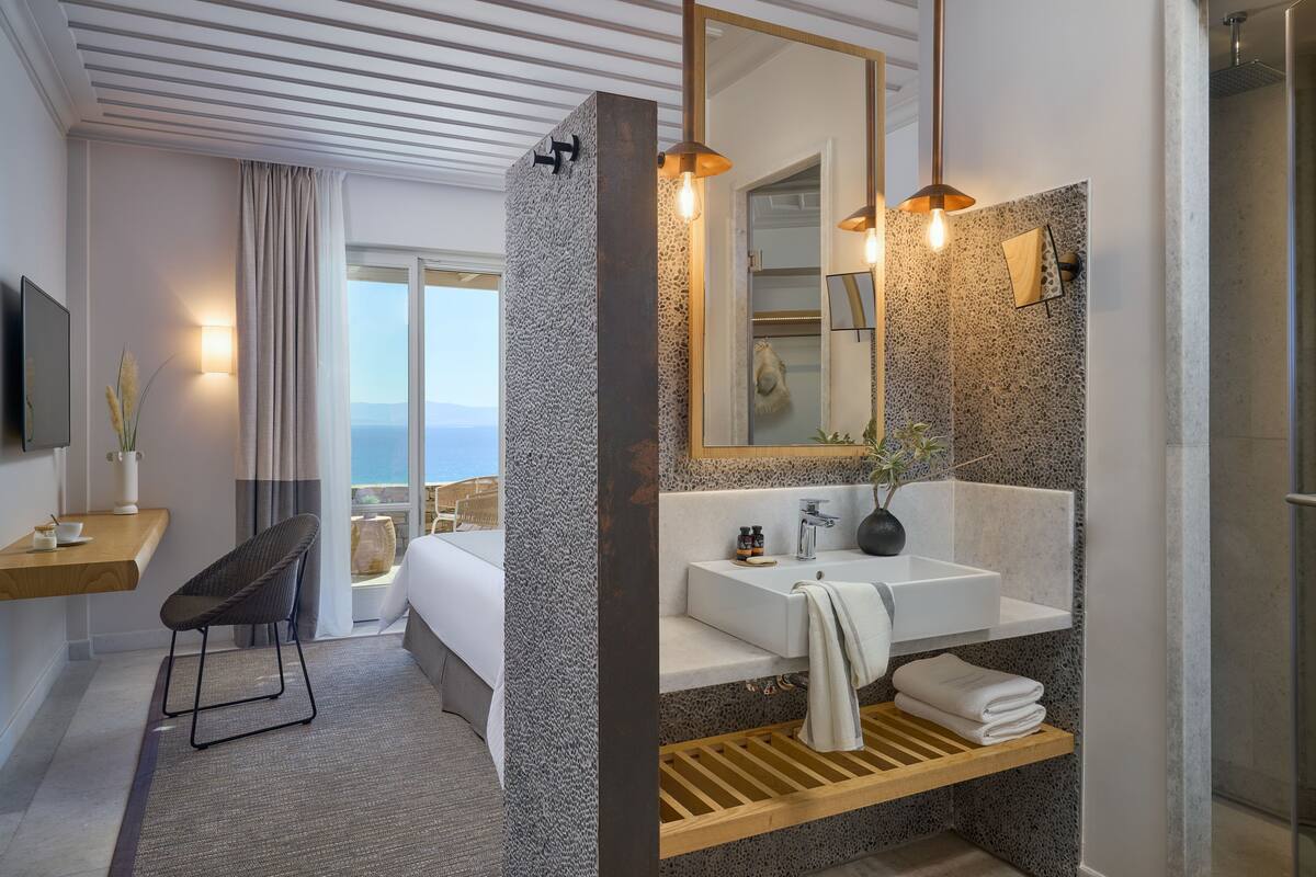 deluxe room, sea view | bathroom | shower, rainfall showerhead, free toiletries, hair dryer