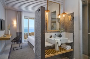 Deluxe Room, Sea View | Bathroom | Shower, rainfall showerhead, free toiletries, hair dryer