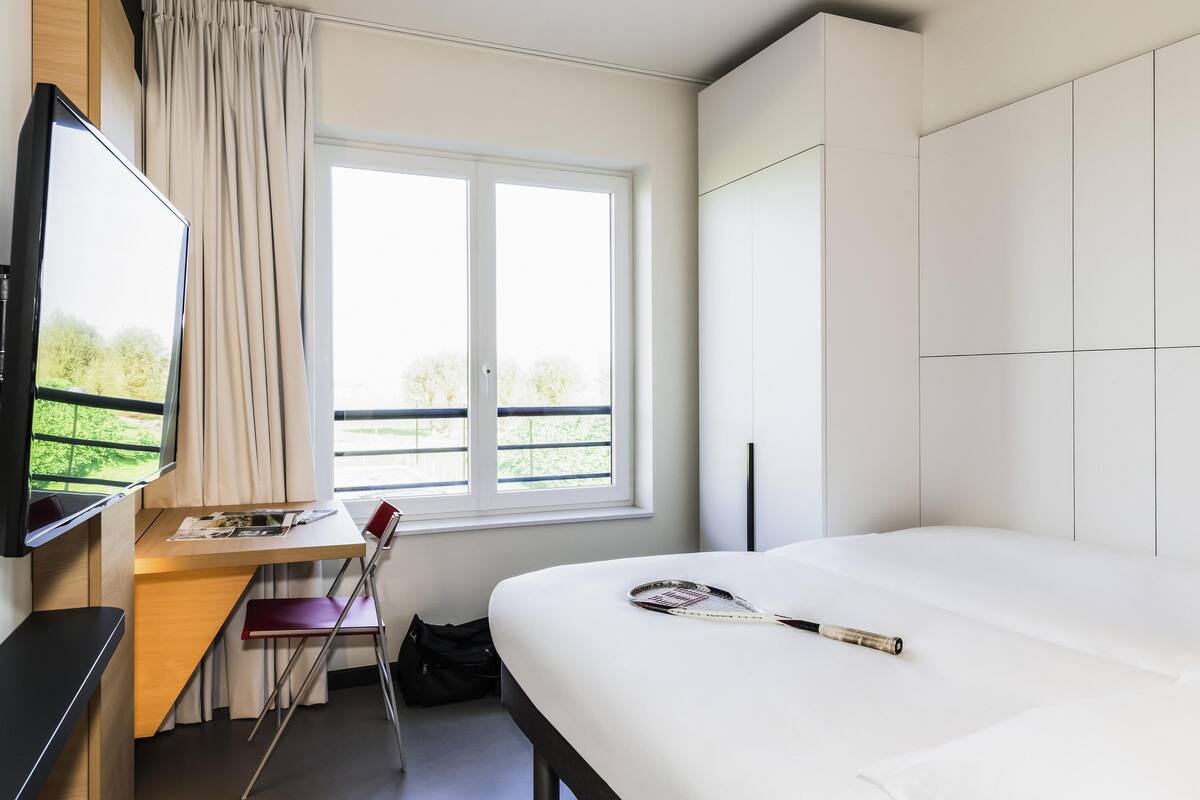 standard room, 3 single beds | desk, free cots/infant beds, free rollaway beds, free wifi