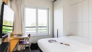 Standard Room, 3 Twin Beds | Desk, free cribs/infant beds, free rollaway beds, free WiFi