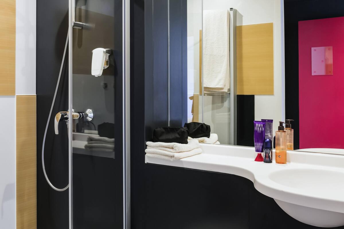 desk, free cots/infant beds, free rollaway beds, free wifi