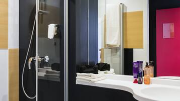 Ducha, artículos de tocador ecológicos, secador de pelo, toallas