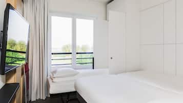 Standardzimmer, 3 Einzelbetten | Schreibtisch, kostenlose Babybetten, kostenlose Zustellbetten