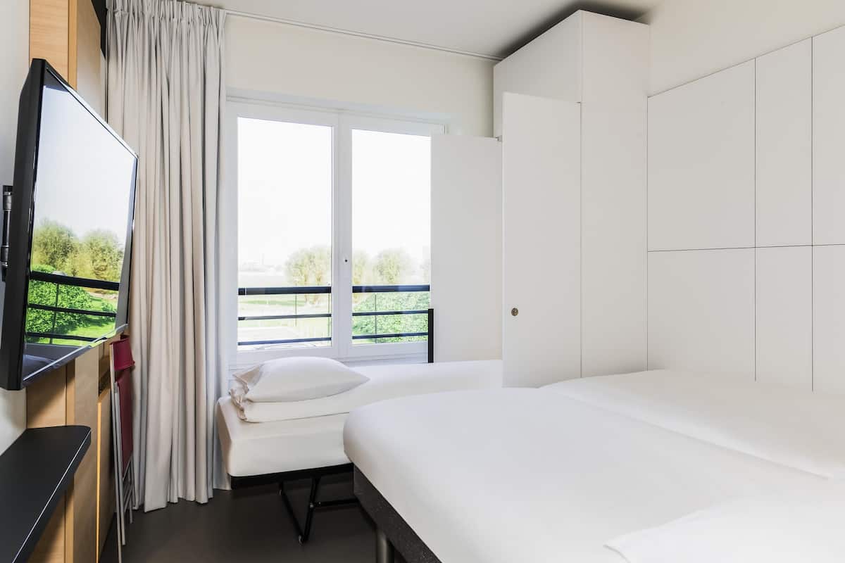 standard room, 3 single beds | desk, free cots/infant beds, free rollaway beds, free wifi