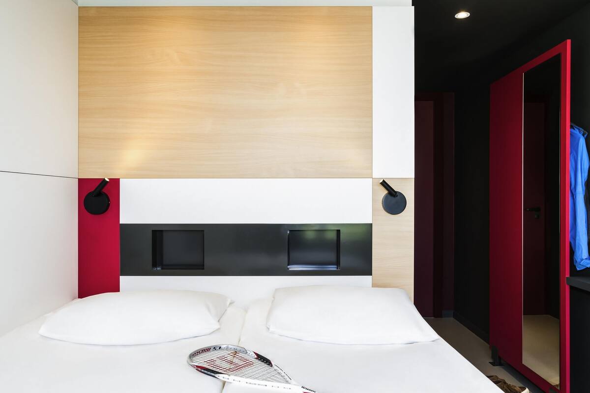 standard room, 3 single beds | desk, free cots/infant beds, free rollaway beds, free wifi